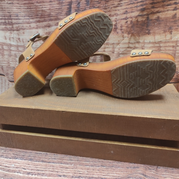 Lucky Brand platforms - Picture 5 of 5